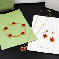 $60.00 USD Van Cleef & Arpels Jewelry Set For Women #1154836