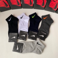 $25.00 USD Nike Socks #1241897