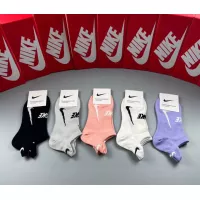 $25.00 USD Nike Socks For Women #1325534