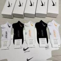 $25.00 USD Nike Socks For Women #1360321