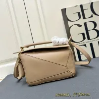 $108.00 USD LOEWE AAA Quality Messenger Bags For Women #1392165